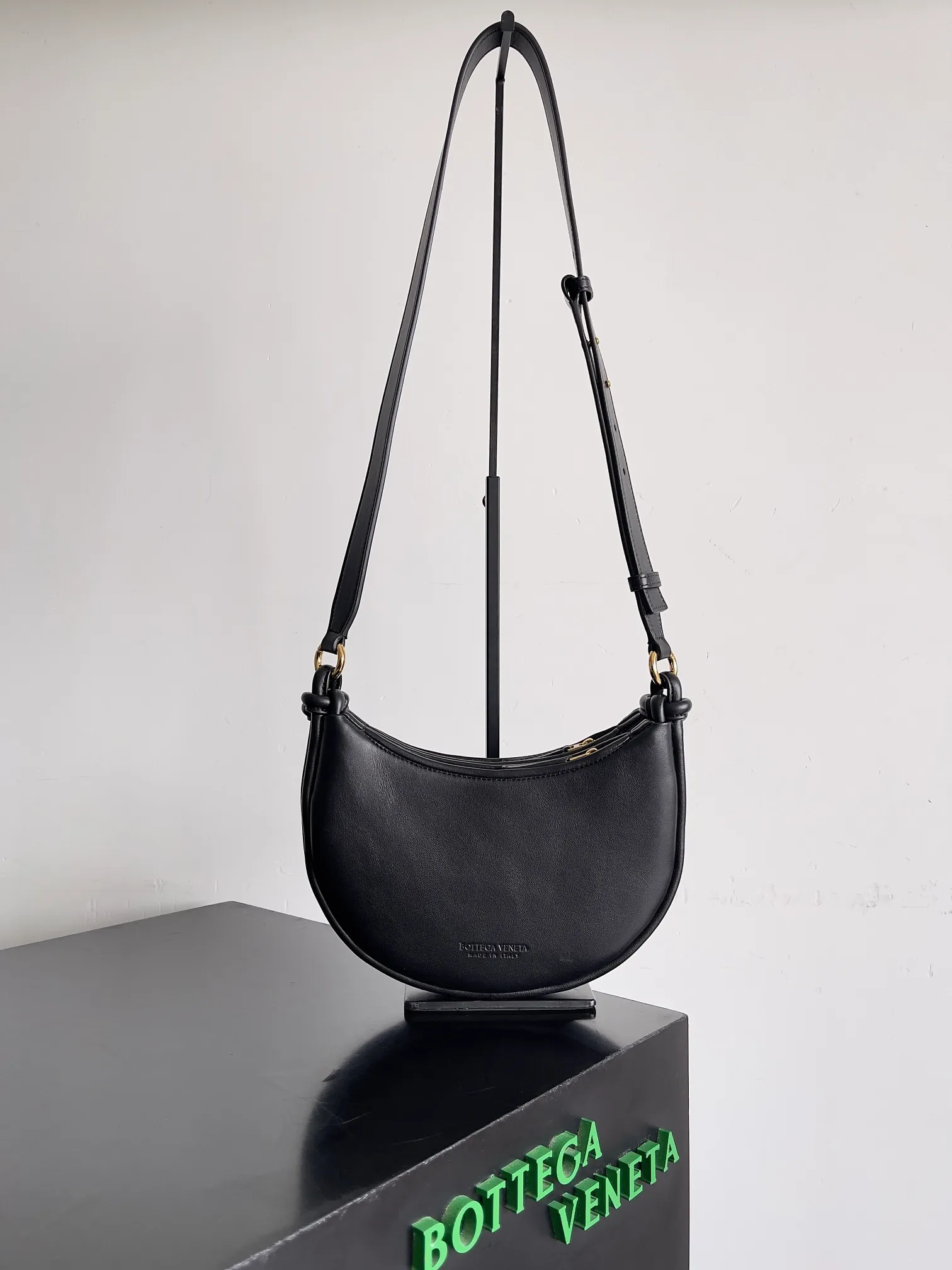 Batch 1720 BOTTEGA VENETA’s new GEMELLI MESSENGER bag Today I want to give you a super invincible and practical crossbody bag, Gemelli·Messenger This bag not only looks simple and elegant, but also has perfect practicality! The light design and lightweight body make it easy to carry whether you are shopping or traveling, making you more mobile! In fact, the shoulder strap is detachable, and you can DIY it by yourself to replace it with a chain or short armpit shoulder strap. Moreover, this shoulder strap will be wider, making it more comfortable to carry on your body! up! up! Style number: 796638 Size: 26*15*8cm